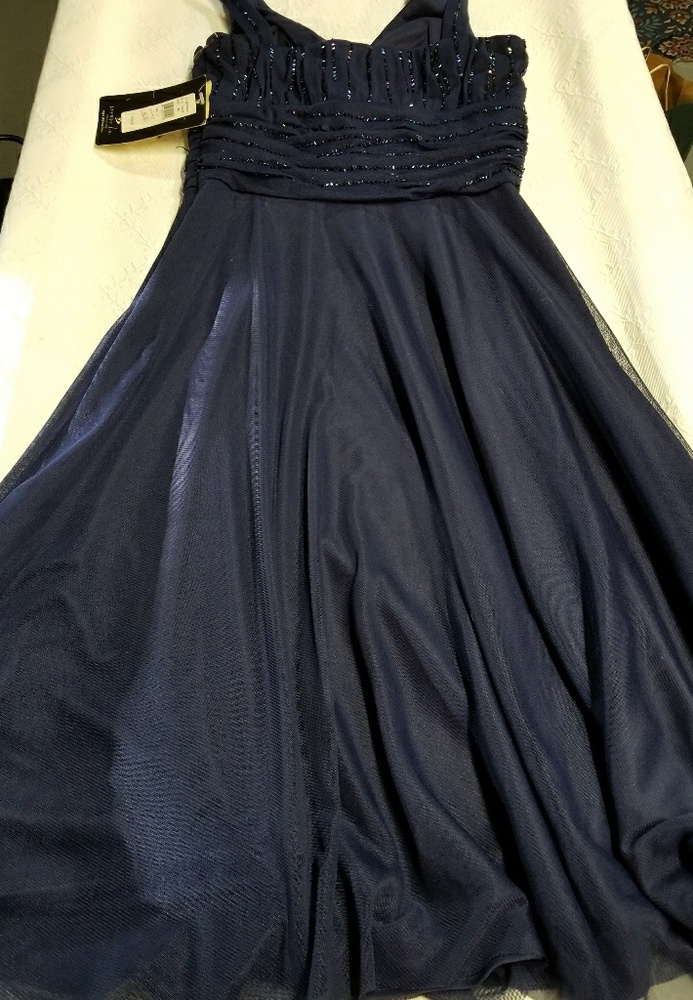 Fit and skim sequin dress. - Picture 2 of 4